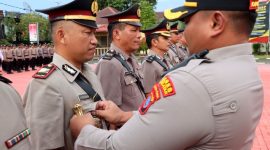Kapolres Nias Selatan AKBP Ferry Mulyana Sunarya, memimpin upacara serah terima jabatan dan pelantikan  pada Selasa, 22 April 2025 di Markas Polres Nias Selatan. HUMAS POLRES NIAS SELATAN/BALUSENIAS.COM