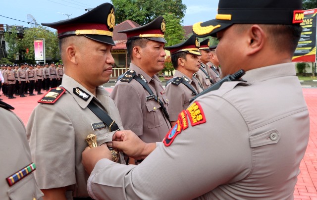 Kapolres Nias Selatan AKBP Ferry Mulyana Sunarya, memimpin upacara serah terima jabatan dan pelantikan  pada Selasa, 22 April 2025 di Markas Polres Nias Selatan. HUMAS POLRES NIAS SELATAN/BALUSENIAS.COM