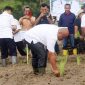 Bupati Nias Utara, Amizaro Waruwu, turut menanam benih padi di persawahan Desa Banua Gea, Kecamatan Tuhemberua pada Rabu, 23 April 2025. ISTIMEWA/BALUSENIAS.COM