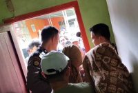 Pasangan selingkuh saat digiring keluar dari kamar kos oleh petugas dair Polres Nias. ISTIMEWA/BALUSENIAS.COM