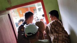 Pasangan selingkuh saat digiring keluar dari kamar kos oleh petugas dair Polres Nias. ISTIMEWA/BALUSENIAS.COM