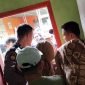Pasangan selingkuh saat digiring keluar dari kamar kos oleh petugas dair Polres Nias. ISTIMEWA/BALUSENIAS.COM