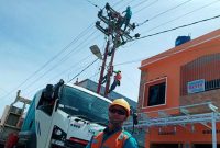 Pegawai PT PLN Unit Pelaksana Pelayanan Pelanggan atau UP3 Unit Layanan Pelanggan Gunungsitoli. melakukan perbaikan jaringan di Jalan Diponegoro KM 3 Sifalaete Tabaloho, Kota Gunungsitoli. AVRIL LAOLI/BALUSENIAS.COM