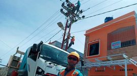 Pegawai PT PLN Unit Pelaksana Pelayanan Pelanggan atau UP3 Unit Layanan Pelanggan Gunungsitoli. melakukan perbaikan jaringan di Jalan Diponegoro KM 3 Sifalaete Tabaloho, Kota Gunungsitoli. AVRIL LAOLI/BALUSENIAS.COM