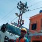 Pegawai PT PLN Unit Pelaksana Pelayanan Pelanggan atau UP3 Unit Layanan Pelanggan Gunungsitoli. melakukan perbaikan jaringan di Jalan Diponegoro KM 3 Sifalaete Tabaloho, Kota Gunungsitoli. AVRIL LAOLI/BALUSENIAS.COM