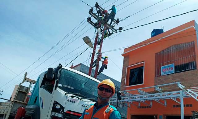 Pegawai PT PLN Unit Pelaksana Pelayanan Pelanggan atau UP3 Unit Layanan Pelanggan Gunungsitoli. melakukan perbaikan jaringan di Jalan Diponegoro KM 3 Sifalaete Tabaloho, Kota Gunungsitoli. AVRIL LAOLI/BALUSENIAS.COM
