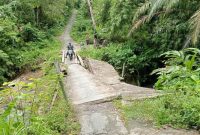 Jembatan Bawoni sudah empat tahun patah dan miring, sehingga tak lagi bisa dilalui kendaraan roda empat. HASRAT HULU/BALUSENIAS.COM 