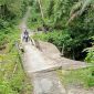 Jembatan Bawoni sudah empat tahun patah dan miring, sehingga tak lagi bisa dilalui kendaraan roda empat. HASRAT HULU/BALUSENIAS.COM 