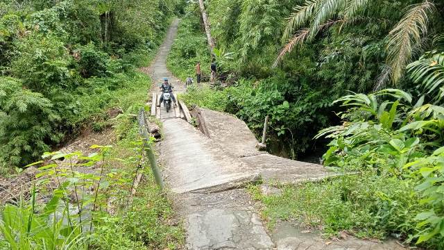 Jembatan Bawoni sudah empat tahun patah dan miring, sehingga tak lagi bisa dilalui kendaraan roda empat. HASRAT HULU/BALUSENIAS.COM 