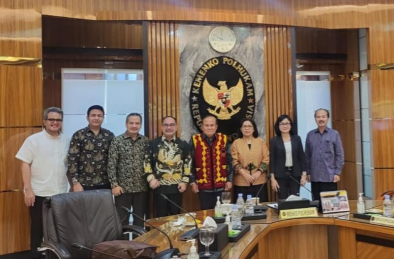 Para Tokoh yang tergabung dalam Badan Persiapan Pembentukan Provinsi Kepulauan Nias usai bertemu dengan Menteri Koordinator Politik Hukum dan Keamanan di Jakarta tahun lalu. ISTIMEWA/BALUSENIAS.COM