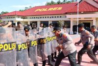 Kapolres Nias Selatan, AKBP Ferry Mulyana Sunarya, ikut dalam latihan pengendalian massa. HUMAS POLRES NIAS SELATAN/BALUSENIAS.COM