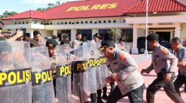 Kapolres Nias Selatan, AKBP Ferry Mulyana Sunarya, ikut dalam latihan pengendalian massa. HUMAS POLRES NIAS SELATAN/BALUSENIAS.COM