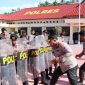 Kapolres Nias Selatan, AKBP Ferry Mulyana Sunarya, ikut dalam latihan pengendalian massa. HUMAS POLRES NIAS SELATAN/BALUSENIAS.COM