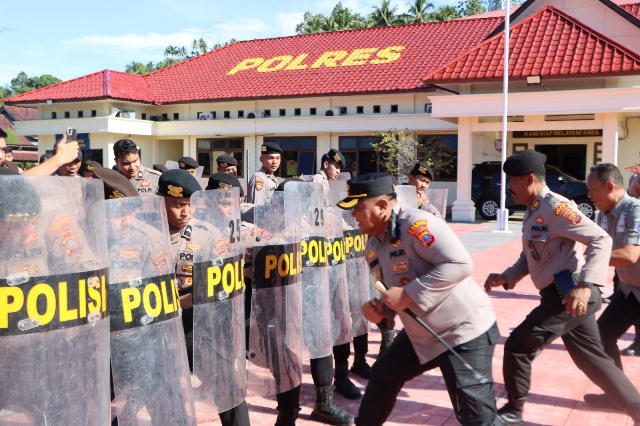 Kapolres Nias Selatan, AKBP Ferry Mulyana Sunarya, ikut dalam latihan pengendalian massa. HUMAS POLRES NIAS SELATAN/BALUSENIAS.COM