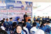 Wakil Bupati Nias Utara, Yusman Zega, mengungkapkan kekecewaannya atas sikap para guru yang meninggalkan lokasi ramah tamah usai upacara Hari Pendidikan Nasional. JOJOR MASIHOL MARITO/BALUSENIAS.COM