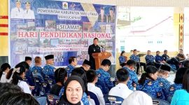 Wakil Bupati Nias Utara, Yusman Zega, mengungkapkan kekecewaannya atas sikap para guru yang meninggalkan lokasi ramah tamah usai upacara Hari Pendidikan Nasional. JOJOR MASIHOL MARITO/BALUSENIAS.COM