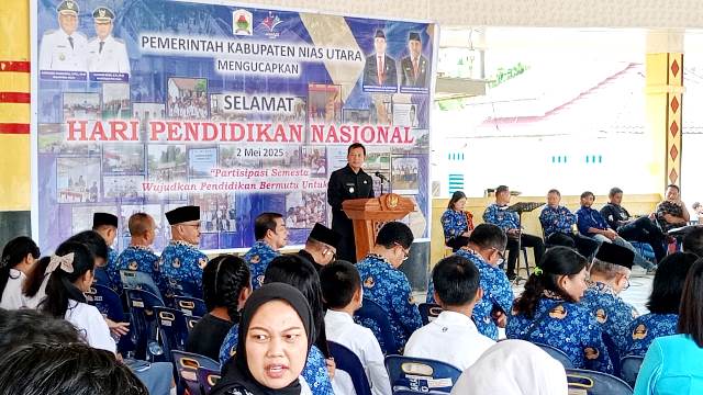 Wakil Bupati Nias Utara, Yusman Zega, mengungkapkan kekecewaannya atas sikap para guru yang meninggalkan lokasi ramah tamah usai upacara Hari Pendidikan Nasional. JOJOR MASIHOL MARITO/BALUSENIAS.COM