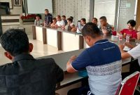 Edward Firman Firdaus Lahagu menyampaikan aspirasinya dalam dialog bersama Kasat Reskrim dan Kasat Intelkam Polres Nias pada Selasa, 6 Mei 2025. JOJOR MASIHOL MARITO/BALUSENIAS.COM