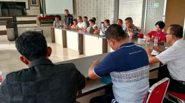 Edward Firman Firdaus Lahagu menyampaikan aspirasinya dalam dialog bersama Kasat Reskrim dan Kasat Intelkam Polres Nias pada Selasa, 6 Mei 2025. JOJOR MASIHOL MARITO/BALUSENIAS.COM