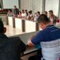 Edward Firman Firdaus Lahagu menyampaikan aspirasinya dalam dialog bersama Kasat Reskrim dan Kasat Intelkam Polres Nias pada Selasa, 6 Mei 2025. JOJOR MASIHOL MARITO/BALUSENIAS.COM