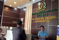 Febeanus Zalukhu saat mendatangi Gedung Kejaksaan Negeri Gunungsitoli. JOJOR MASIHOL MARITO/BALUSENIAS.COM
