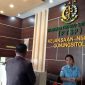 Febeanus Zalukhu saat mendatangi Gedung Kejaksaan Negeri Gunungsitoli. JOJOR MASIHOL MARITO/BALUSENIAS.COM