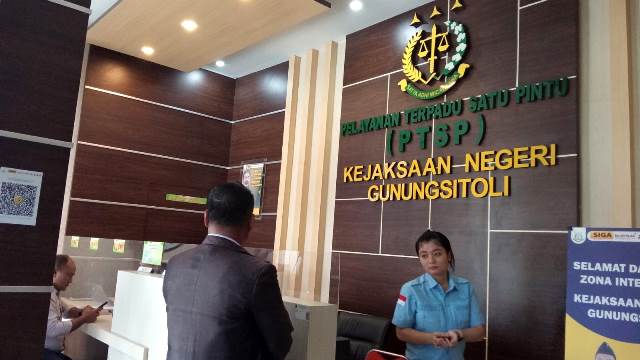 Febeanus Zalukhu saat mendatangi Gedung Kejaksaan Negeri Gunungsitoli. JOJOR MASIHOL MARITO/BALUSENIAS.COM