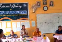Kepala SMP Negeri 4 Namohalu Esiwa, Nuryani Telaumbanua,  memberikan keterangan membantah isi surat yang disampaikan ke DPRD Kabupaten Nias Utara. JOJOR MASIHOL MARITO/BALUSENIAS.COM