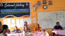 Kepala SMP Negeri 4 Namohalu Esiwa, Nuryani Telaumbanua,  memberikan keterangan membantah isi surat yang disampaikan ke DPRD Kabupaten Nias Utara. JOJOR MASIHOL MARITO/BALUSENIAS.COM