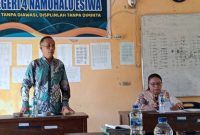Ketua Komite Sekolah SMP Negeri 4 Namohalu Esiwa, Yaorongo Harefa, dalam pertemuan di sekolah pada April 2025 lalu. ISTIMEWA/BALUSENIAS.COM