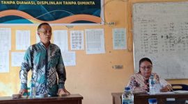 Ketua Komite Sekolah SMP Negeri 4 Namohalu Esiwa, Yaorongo Harefa, dalam pertemuan di sekolah pada April 2025 lalu. ISTIMEWA/BALUSENIAS.COM