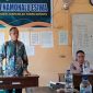Ketua Komite Sekolah SMP Negeri 4 Namohalu Esiwa, Yaorongo Harefa, dalam pertemuan di sekolah pada April 2025 lalu. ISTIMEWA/BALUSENIAS.COM