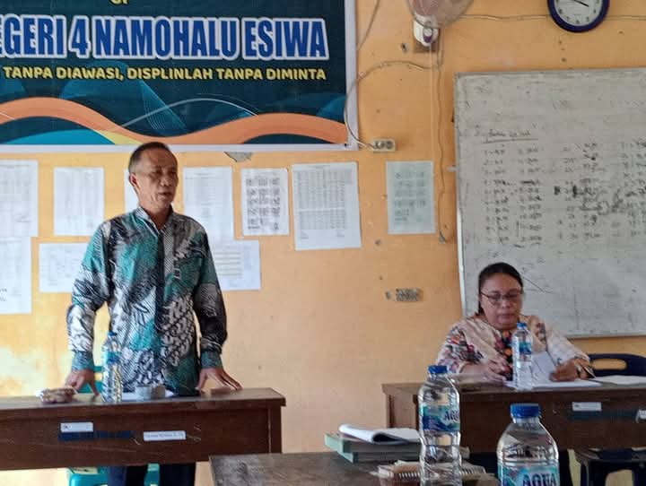 Ketua Komite Sekolah SMP Negeri 4 Namohalu Esiwa, Yaorongo Harefa, dalam pertemuan di sekolah pada April 2025 lalu. ISTIMEWA/BALUSENIAS.COM