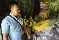 Personel Unit Tindak Pidana Tertentu Satuan Reserse Kriminal Polres Nias melakukan olah TKP di lokasi yang menjadi pembuangan limbah medis RS Bethesda. HUMAS POLRES NIAS/BALUSENIAS.COM 