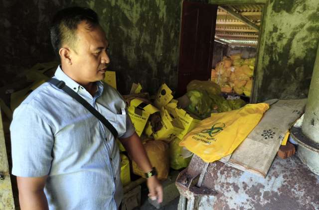 Personel Unit Tindak Pidana Tertentu Satuan Reserse Kriminal Polres Nias melakukan olah TKP di lokasi yang menjadi pembuangan limbah medis RS Bethesda. HUMAS POLRES NIAS/BALUSENIAS.COM 