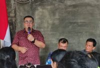 Penjabat Kepala Desa Sihare'o II Tabaloho, Yuliaman Harefa, memimpin Musyawarah Desa Khusus pembentukan Koperasi Desa Merah Putih. SAROFATI LASE/BALUSENIAS.COM 