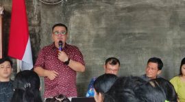 Penjabat Kepala Desa Sihare'o II Tabaloho, Yuliaman Harefa, memimpin Musyawarah Desa Khusus pembentukan Koperasi Desa Merah Putih. SAROFATI LASE/BALUSENIAS.COM 