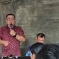 Penjabat Kepala Desa Sihare'o II Tabaloho, Yuliaman Harefa, memimpin Musyawarah Desa Khusus pembentukan Koperasi Desa Merah Putih. SAROFATI LASE/BALUSENIAS.COM 