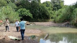 Kepala Desa Botona'ai, Sozanolo Gulo, bersama warganya mengukur lebar Sungai Na'ai di lokasi yang diharap akan dibangun sebuah jembatan. HASRAT HULU/BALUSENIAS.COM  