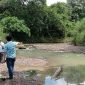 Kepala Desa Botona'ai, Sozanolo Gulo, bersama warganya mengukur lebar Sungai Na'ai di lokasi yang diharap akan dibangun sebuah jembatan. HASRAT HULU/BALUSENIAS.COM  