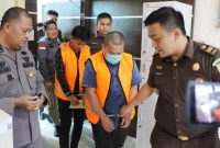 Tersangka tindak pidana korupsi Dana Desa dan Alokasi Dana Desa di Desa Salo'o Kecamatan Ulu Moro'o ditahan Tim Penyidik Kejaksaan Negeri Gunungsitoli. SAROFATI LASE/BALUSENIAS.COM 