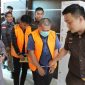Tersangka tindak pidana korupsi Dana Desa dan Alokasi Dana Desa di Desa Salo'o Kecamatan Ulu Moro'o ditahan Tim Penyidik Kejaksaan Negeri Gunungsitoli. SAROFATI LASE/BALUSENIAS.COM 