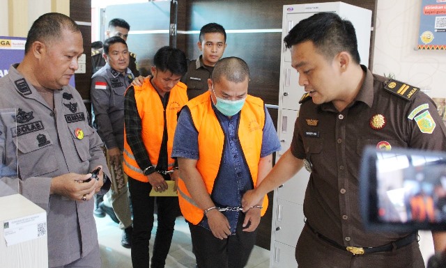 Tersangka tindak pidana korupsi Dana Desa dan Alokasi Dana Desa di Desa Salo'o Kecamatan Ulu Moro'o ditahan Tim Penyidik Kejaksaan Negeri Gunungsitoli. SAROFATI LASE/BALUSENIAS.COM 