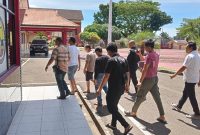 Ketua GRIB Jaya Kota Gunungsitoli bersama empat anggota ormasnya digiring ke ruang tahanan Polres Nias. AVRIL LAOLI/BALUSENIAS.COM