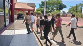 Ketua GRIB Jaya Kota Gunungsitoli bersama empat anggota ormasnya digiring ke ruang tahanan Polres Nias. AVRIL LAOLI/BALUSENIAS.COM