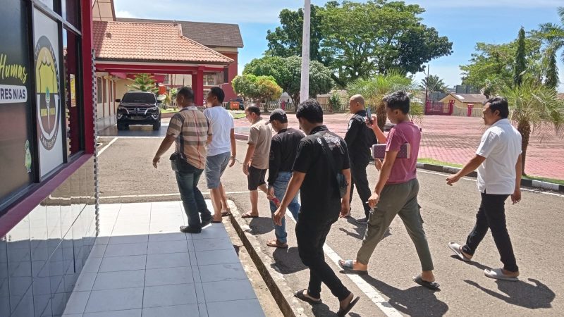 Ketua GRIB Jaya Kota Gunungsitoli bersama empat anggota ormasnya digiring ke ruang tahanan Polres Nias. AVRIL LAOLI/BALUSENIAS.COM