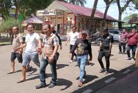 Para pentolan GRIB Jaya Kota Gunungsitoli digiring menuju ruang tahanan Mako Polres Nias pada Jumat, 23 Mei 2025. JOJOR MASIHOL MARITO/BALUSENIAS.COM 