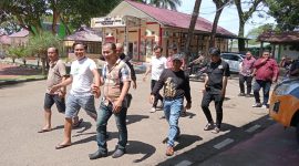 Para pentolan GRIB Jaya Kota Gunungsitoli digiring menuju ruang tahanan Mako Polres Nias pada Jumat, 23 Mei 2025. JOJOR MASIHOL MARITO/BALUSENIAS.COM 
