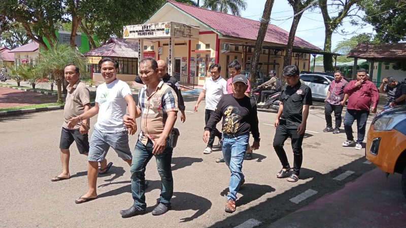Para pentolan GRIB Jaya Kota Gunungsitoli digiring menuju ruang tahanan Mako Polres Nias pada Jumat, 23 Mei 2025. JOJOR MASIHOL MARITO/BALUSENIAS.COM 