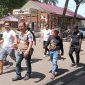 Para pentolan GRIB Jaya Kota Gunungsitoli digiring menuju ruang tahanan Mako Polres Nias pada Jumat, 23 Mei 2025. JOJOR MASIHOL MARITO/BALUSENIAS.COM 